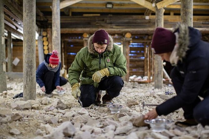 Full-Day Snowshoeing Adventure in Amethyst Mine Pyhä Luosto - Lunch around the fire: the warm reset you’ll be grateful for