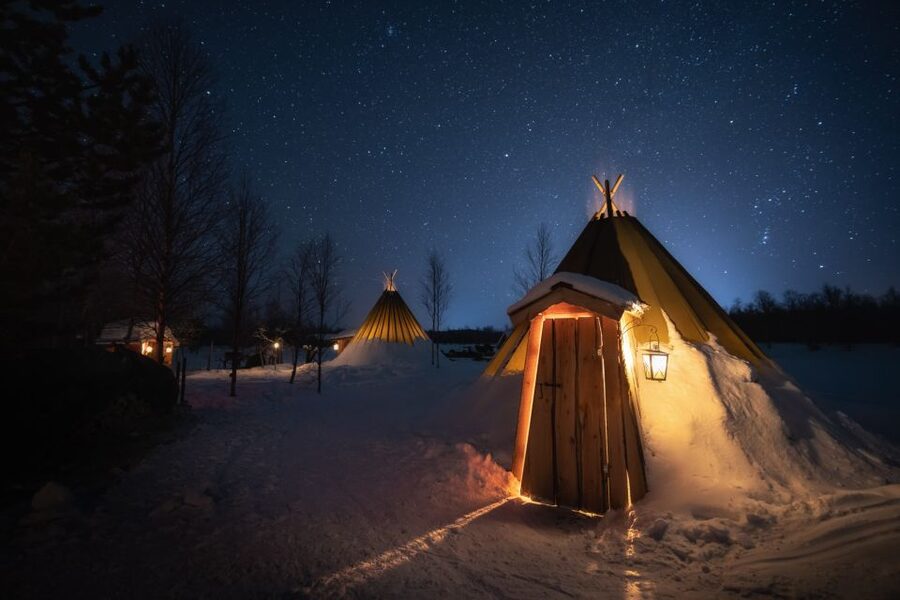 Ivalo: Lake Inari Northern Lights Tour w/ Reindeer & Dinner - Thermal gear and the reindeer-hide sleigh ride