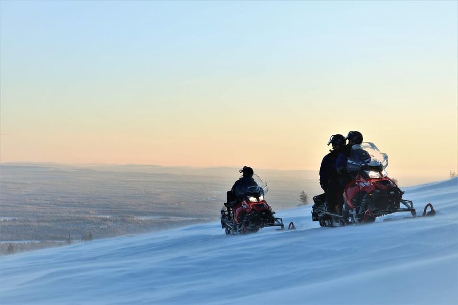 King of Ylläs: Snowmobiling to the Hill - Getting started: instructions, driving basics, and how the group works