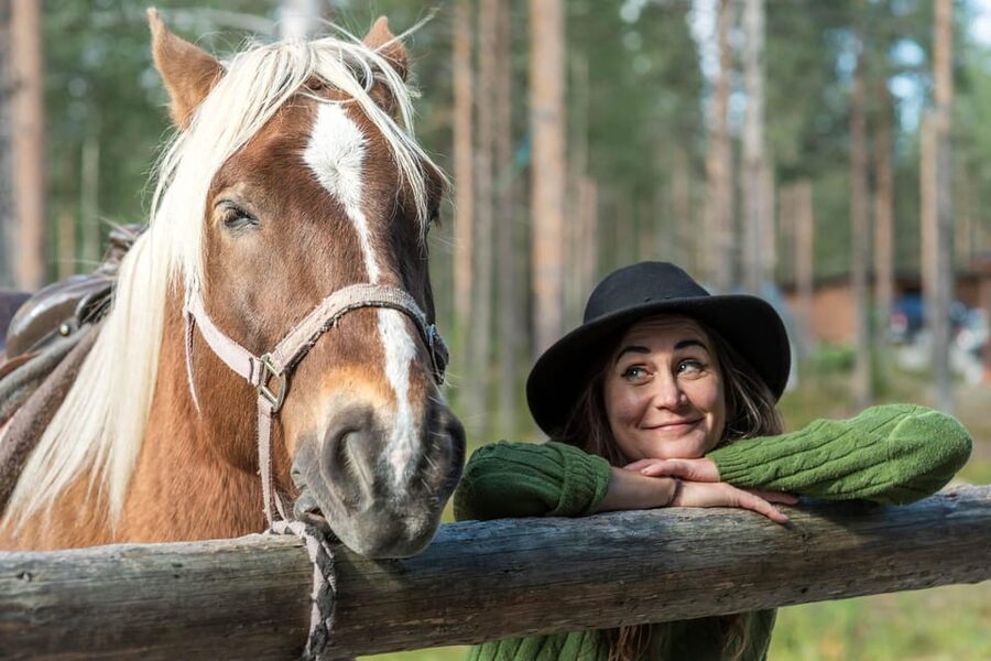 Levi: Horse and Husky Farm Visit with Juice and Cookies - The 1-hour flow, from pickup to cookies by the fire