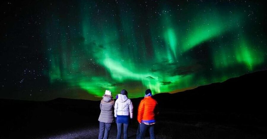 Levi: Northern Lights Hunt Including Campfire Snacks - From your hotel to a lakeside laavu: how the night gets rolling