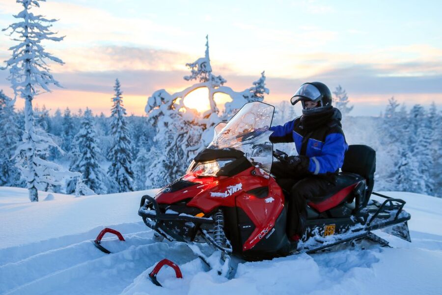 Levi: Snowmobile Safari for Adults - The First Minutes on the Snowmobile, Safety and Technique You Actually Use