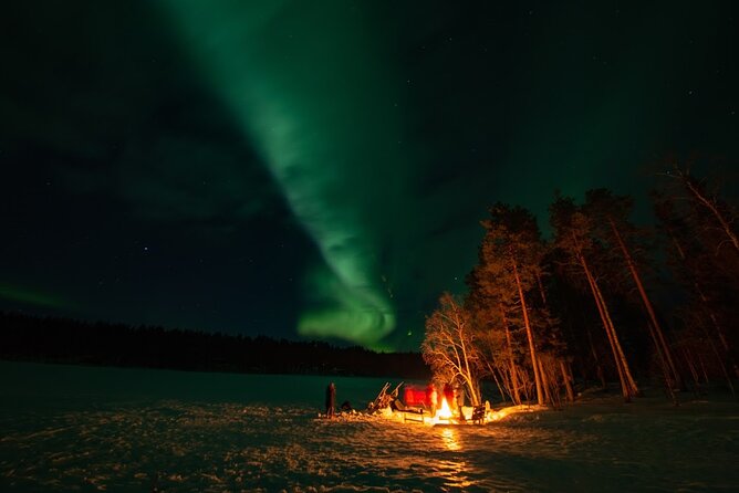 Northern Lights Hunting in Lappish old cottage - How the guide turns uncertainty into a guided night