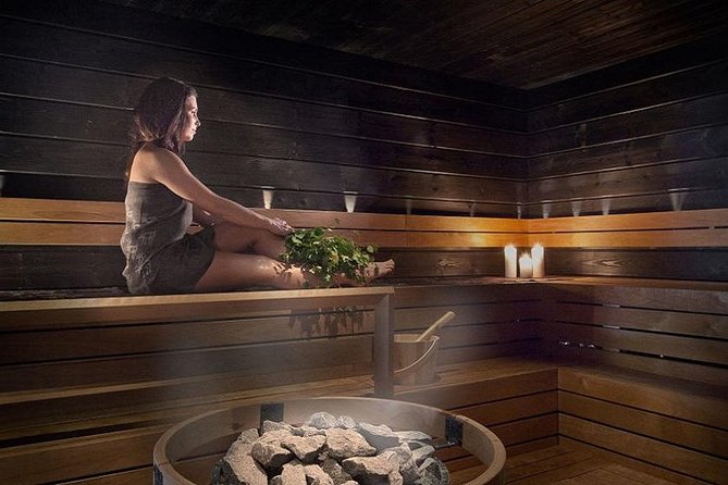 Private Traditional Lakeside Sauna with Midnight Sun - The sauna session: one hour of traditional heat and quiet focus