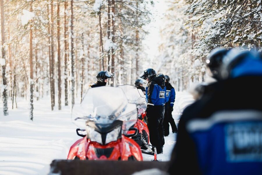 Rovaniemi: Easy Snowmobile Safari - Family Lapland Mode: Kids in the Sleigh Behind the Guide