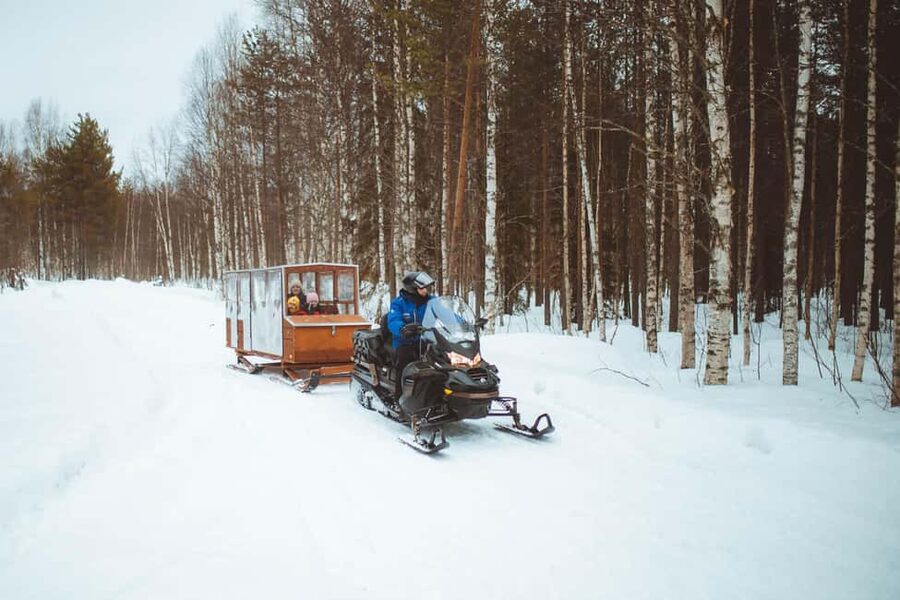 Rovaniemi: Family Snowmobiling Trip - Lunch at an authentic restaurant: fuel for round two