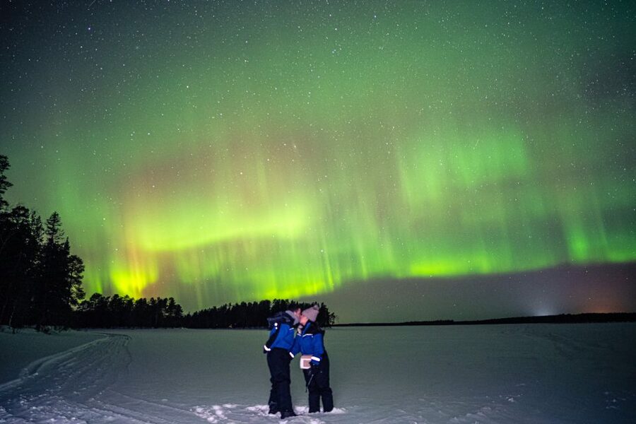 Rovaniemi: Guaranteed Ultimate Aurora Hunt with Photographer - How the 8-hour night typically plays out