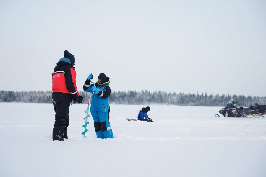 Rovaniemi: Ice Fishing & Snowmobile Safari Combo Day - What a first-time ice fishing lesson is really like