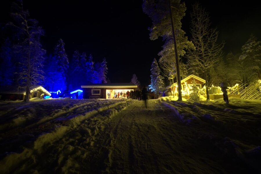 Rovaniemi: Northern Lights Hunting in Lappish old cottage - Rovaniemi’s city lights stay behind: the dark-sky hunt setup