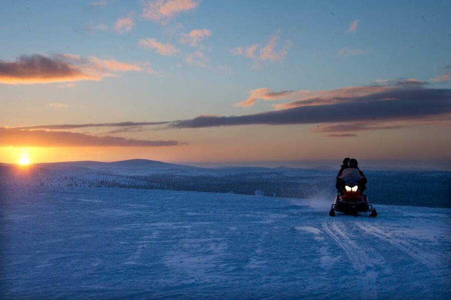 Rovaniemi: Northern Lights Snowmobile Tour - Dressing smart when cold weather gear is provided