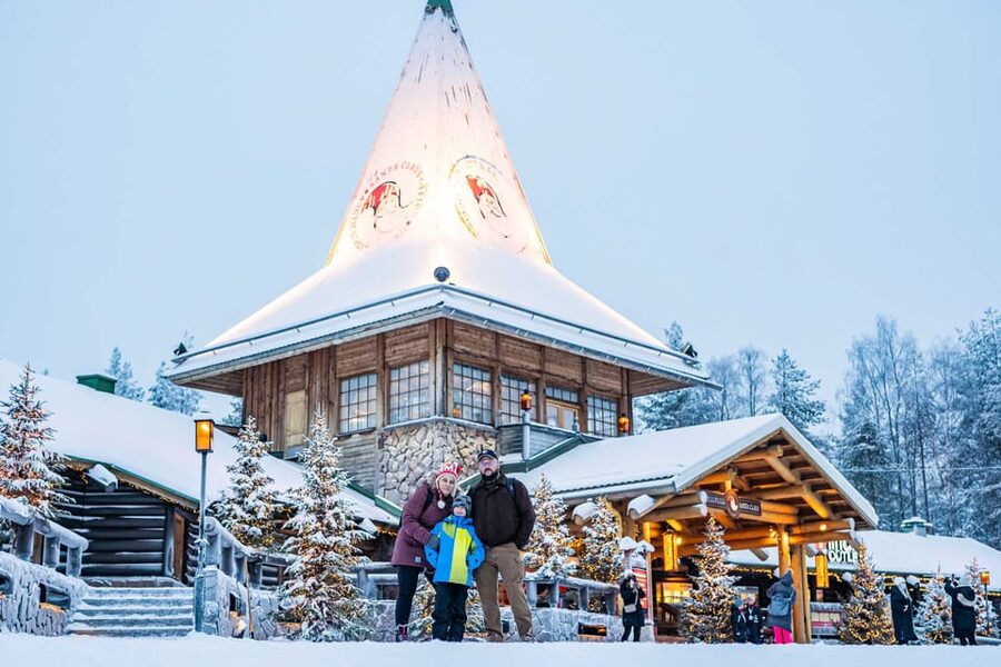 Rovaniemi: Private Pro Photoshoot in Santa Claus Village - Inside the 1.5 Hour Photoshoot: What Actually Happens