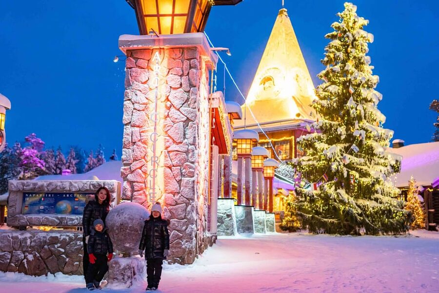 Rovaniemi: Private Pro Photoshoot in Santa Claus Village - The Photos: 20 to 30 Edited Images by Email