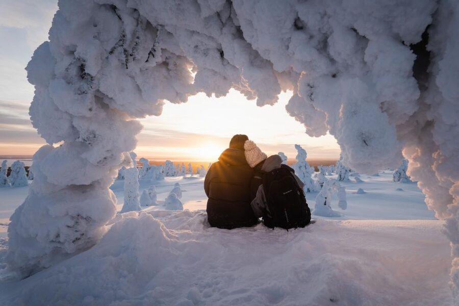 Rovaniemi: Riisitunturi National Park with Pro Photos & BBQ - BBQ lunch in the wild, because warmth is part of the magic