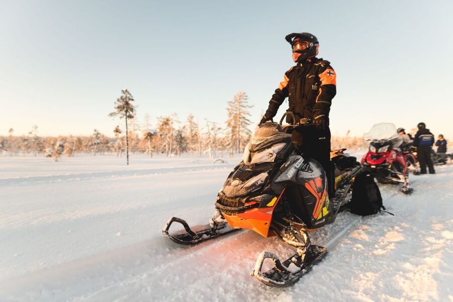Rovaniemi: Snowmobile Adventure Tour for Adults Only - Safety briefing and how the route ramps up