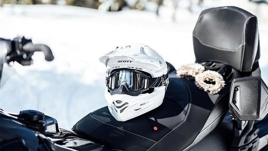 Rovaniemi: Snowmobile Safari Adventure - Hot blueberry juice and photo stops that feel human