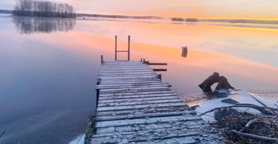 Rovaniemi: Traditional Sauna and Ice Swimming Experience - The cold dip at the Kemijoki: quick, doable, and seriously bracing