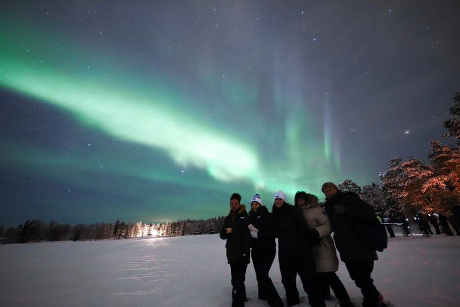 Rovaniemi: Unlimited Mileage and Hours Aurora Hunting Pro - Pro Aurora Photography and Your Included DSLR Photos