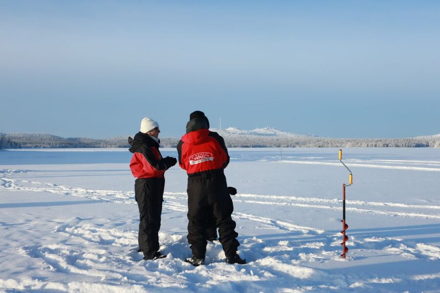 Ruka: Ice fishing trip - Snowshoes to the lake: what the start feels like