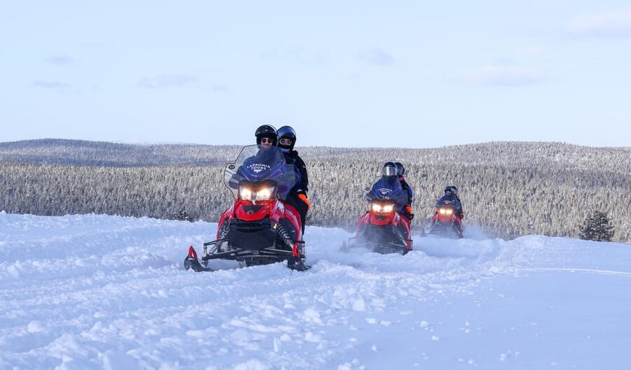 Saariselkä: Ice Fishing Safari by Snowmobile - Snowmobile ride to the frozen lake (and the sleigh option)