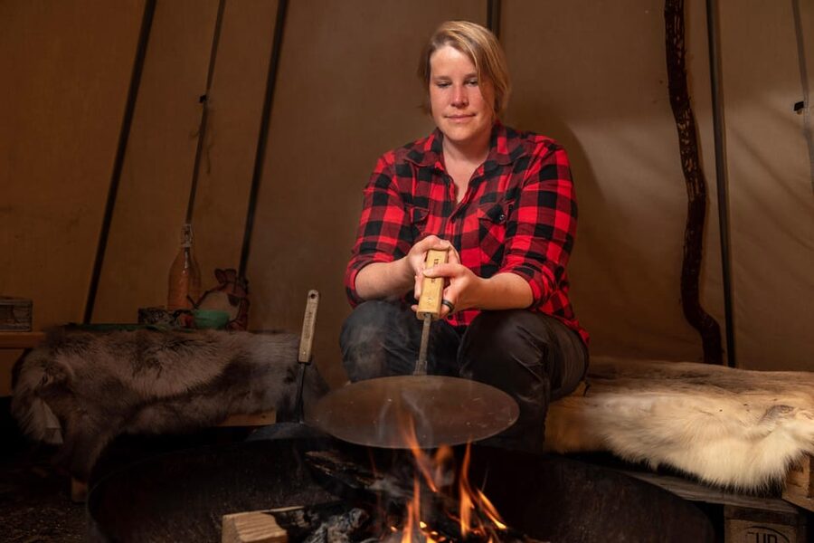 Ylläs: Fireside tasting in a traditional lavvo - Entering Ylläs: From Rajalammentie 59 to the Forest Camp