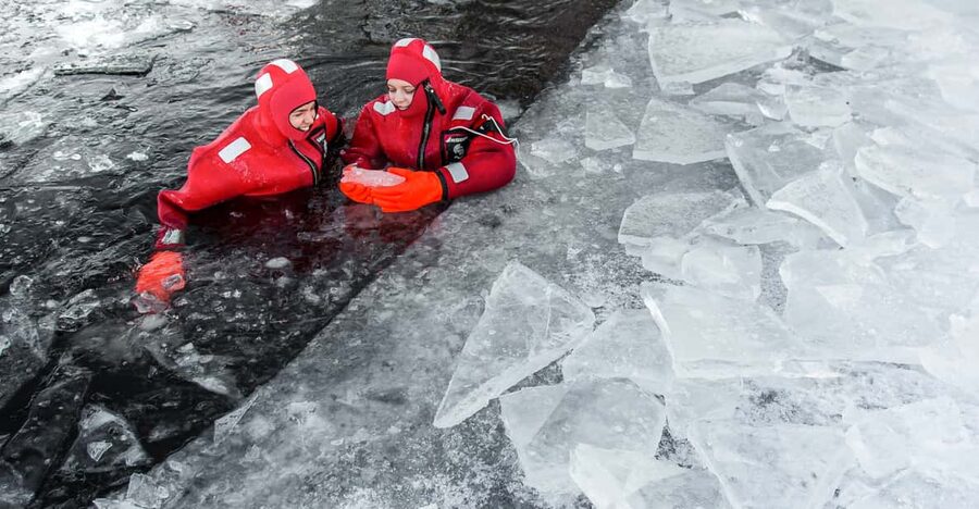 Ylläs: Lake Ylläsjärvi Ice-Floating Experience - Step-by-step itinerary: from meeting up to lying on the ice