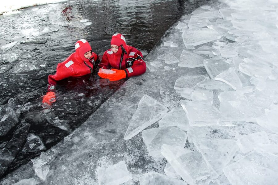 Ylläs: Lake Ylläsjärvi Ice-Floating Experience - Price and value for a 2.5-hour arctic experience