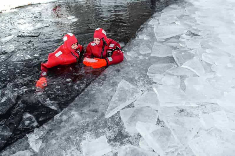 Ylläs: Lake Ylläsjärvi Ice-Floating Experience - The rescue suit and 0 C water comfort trick