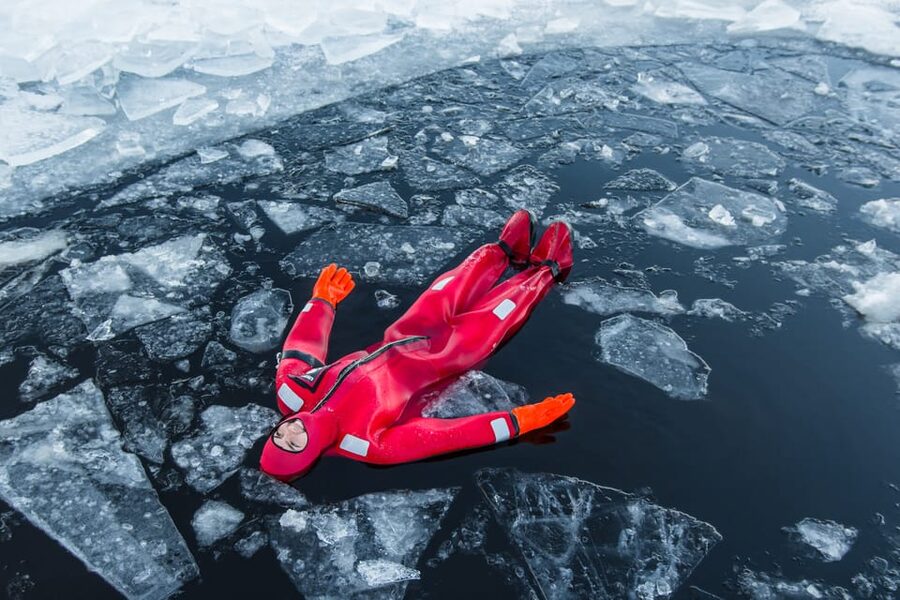 Ylläs: Northern Lights Ice-Floating Experience with Transfer - Suit up in the warm cabin: staying afloat and staying comfortable