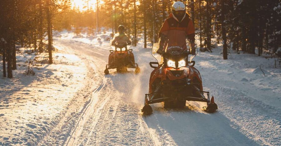 Ylläs: Snowmobile Tour to Arctic Snow Village & Snack - The warm restaurant reset: hot drink and a doughnut